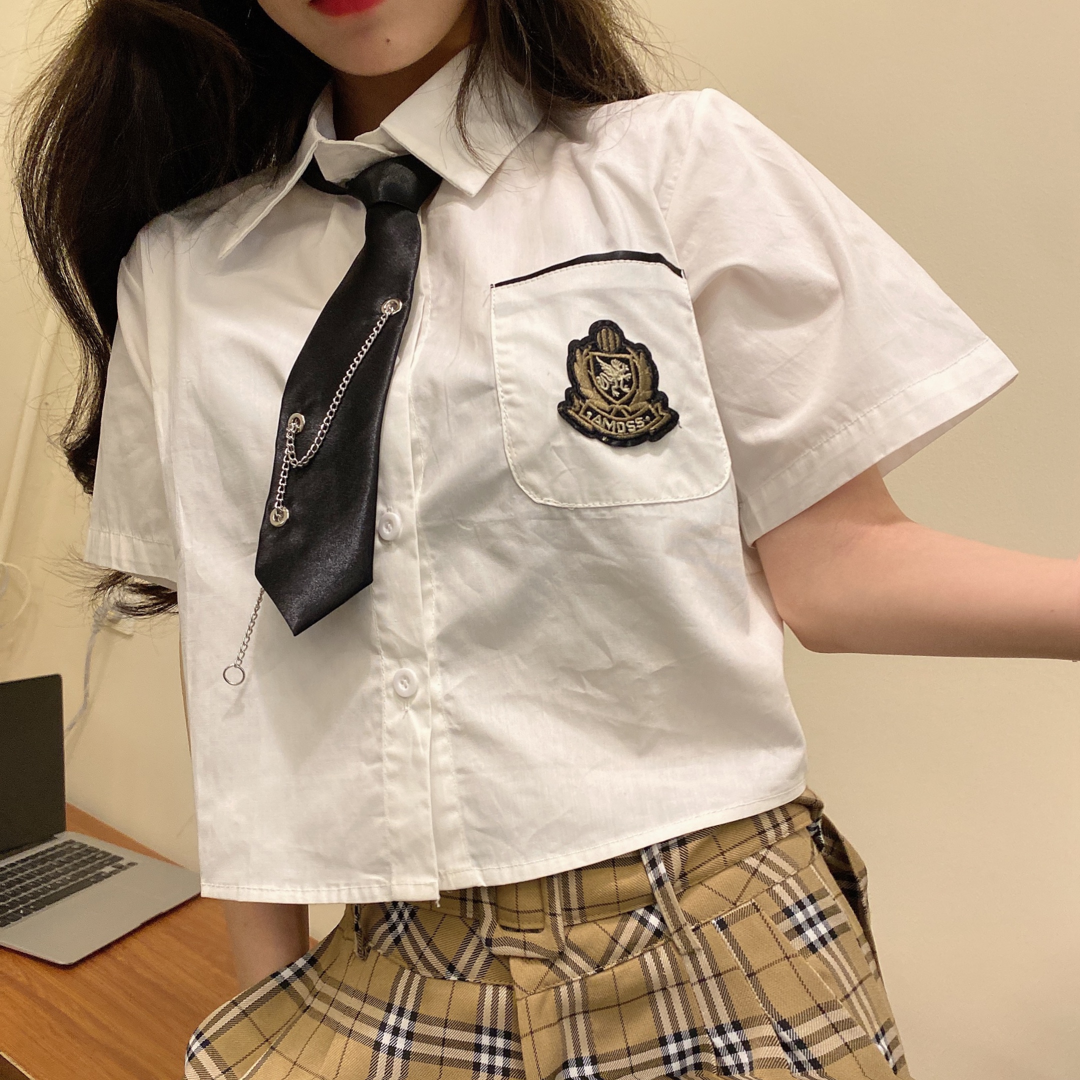 Real shot short design badge white short sleeve tie shirt + slim long check trousers fashion suit