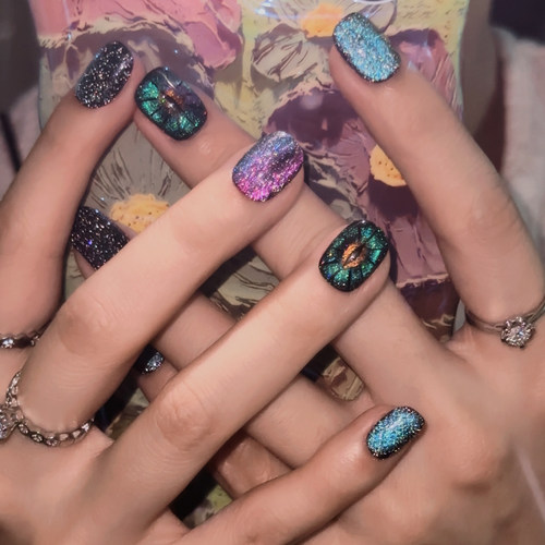 甜酷彩色渐变追光猫眼穿戴甲短款手工穿戴甲2025新款定制美甲贴片