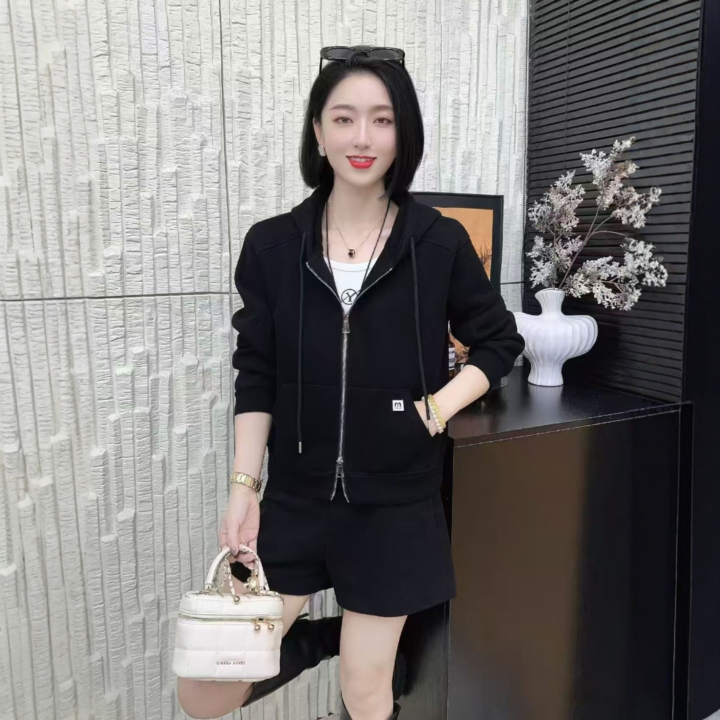 依纤红2025年冬季新款连帽卫衣休闲女装大码加绒加厚通勤长袖外穿