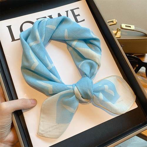 奶昔蓝色显白小方巾女春秋季