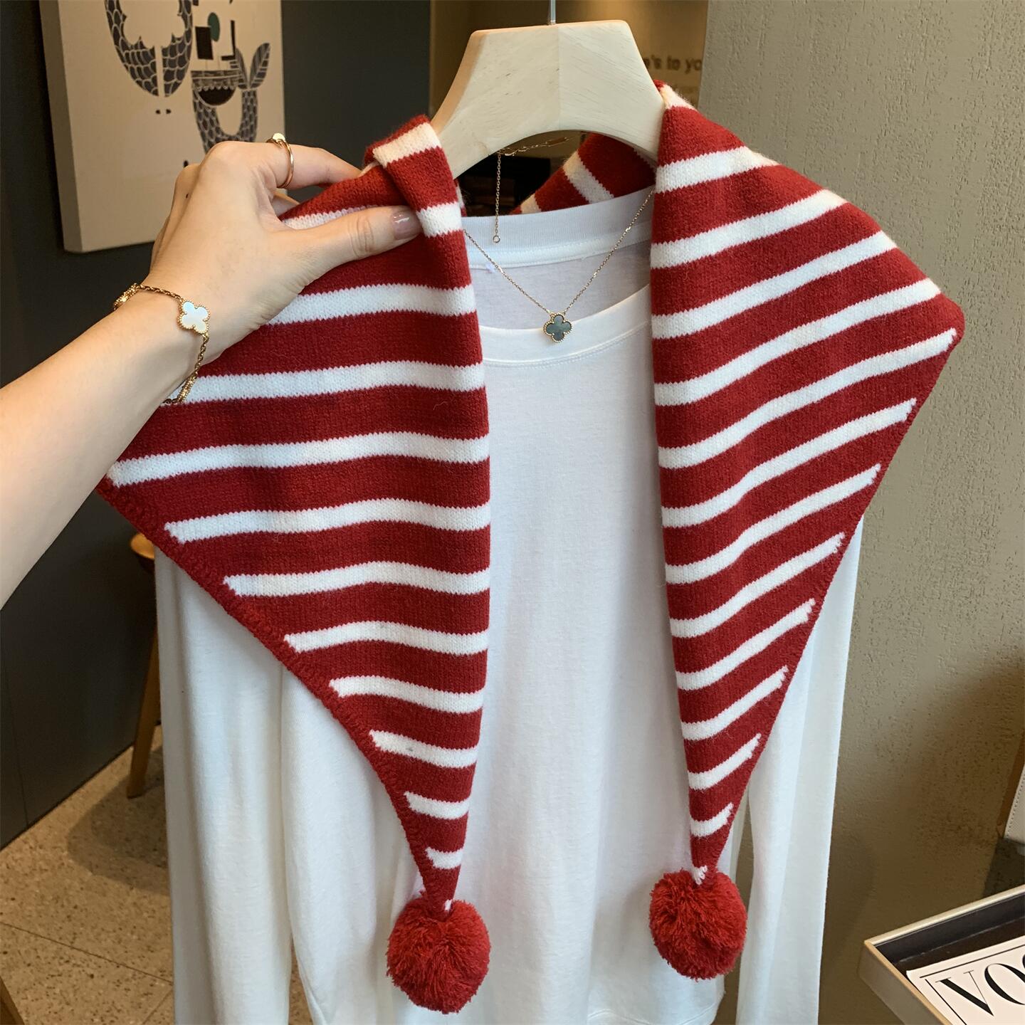 秋冬季新款红色条纹球球针织披肩小围巾女韩版百搭保暖三角巾围脖