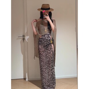 小胸聚拢挂脖长袖 深V显瘦遮肉连体泳衣女海岛度假温泉老钱风豹纹