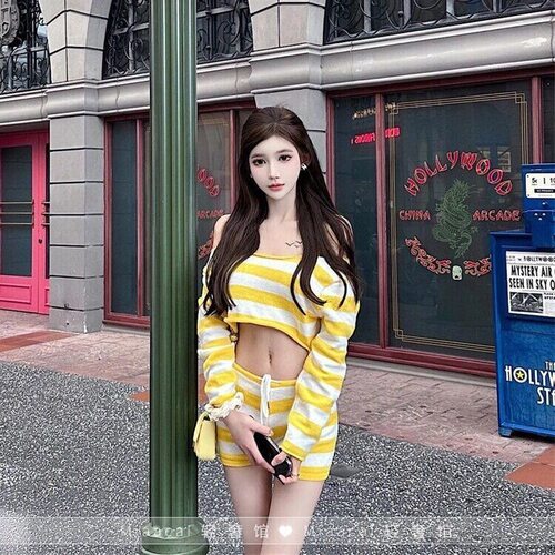2026减龄少女感度假休闲风条纹针织短款长袖露脐上衣性感短裤套装