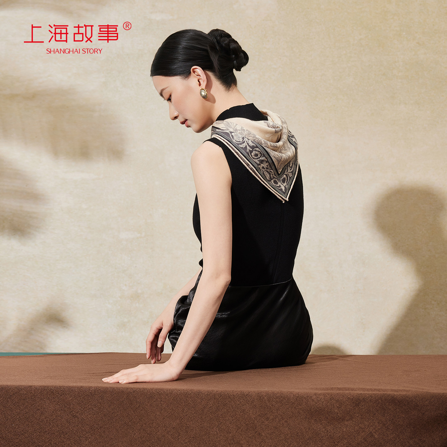 上海故事秋冬新款桑蚕丝羊毛真丝双面方巾女送长辈妈妈款礼盒装
