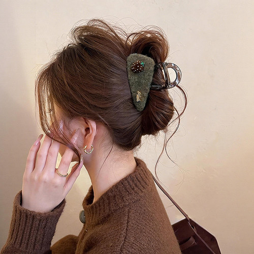 草莓毛毡三角鲨鱼夹百搭高级感