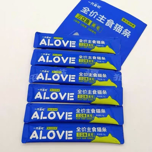 一只喜欢猫条猫咪全价主食肉泥