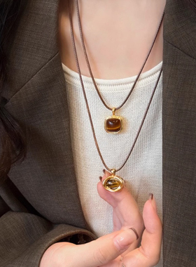 怦然心动/复古方形人造虎眼石皮绳项链轻奢高级感美拉得毛衣链