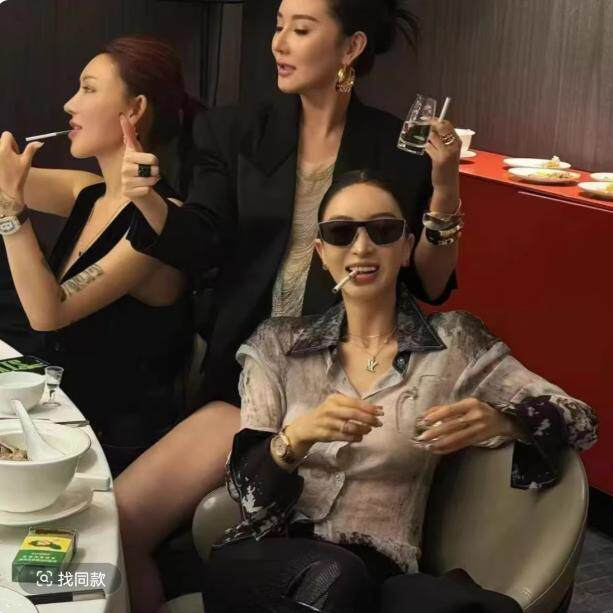欧洲站网红同款正品2026早春新款韩版欧货洋气时尚潮流上衣女
