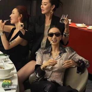 欧货洋气时尚 欧洲站网红同款 韩版 2026早春新款 潮流上衣女 正品