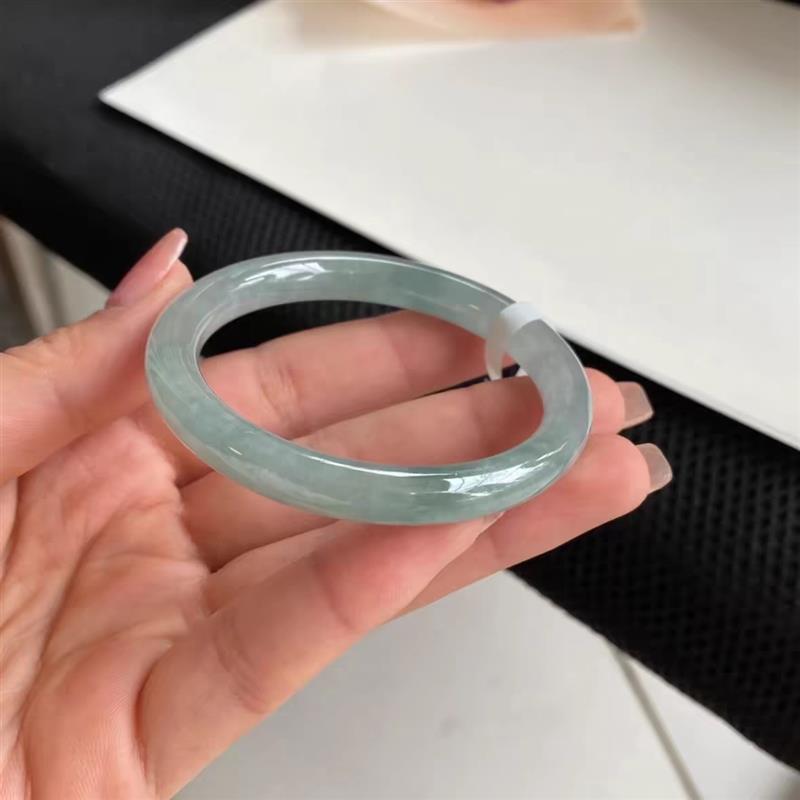 缅甸翡翠手镯浅绿色细圆条玉飘花手镯美人条翡翠处理手镯叮当镯