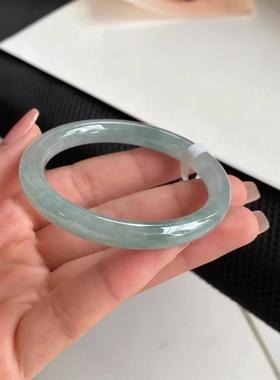 缅甸翡翠手镯浅绿色细圆条玉飘花手镯美人条翡翠处理手镯叮当镯