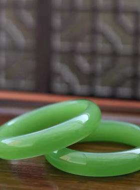 高冰绿色玛瑙玉髓手镯帝王绿手镯天然阳绿油青色冰种女玉镯子礼物