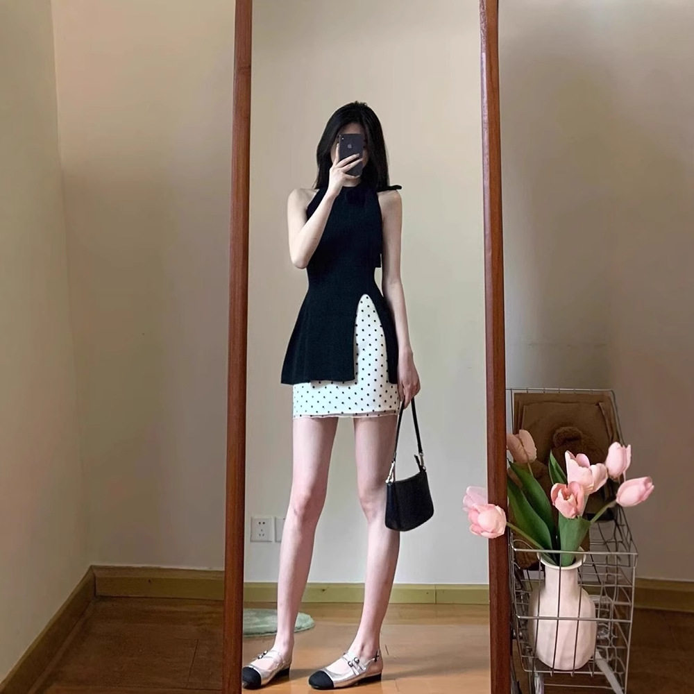 绑带开叉挂脖上衣波点半身裙套装