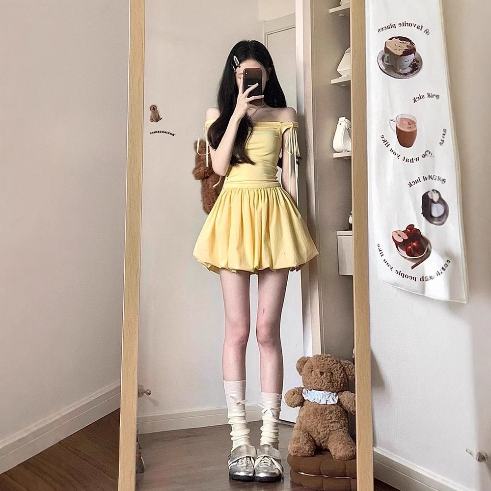 法式绝美奶黄色修身吊带连衣裙子女小众设计感花苞裙蓬蓬短裙夏季