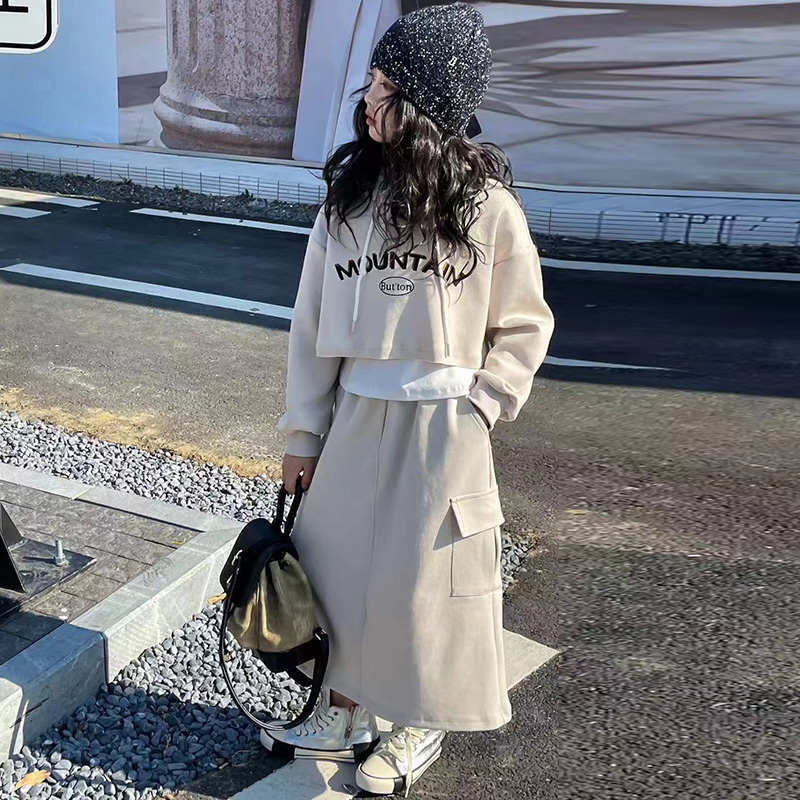 春秋休闲套装裙女童装2025新款时尚连帽卫衣打底背心半身裙三件套