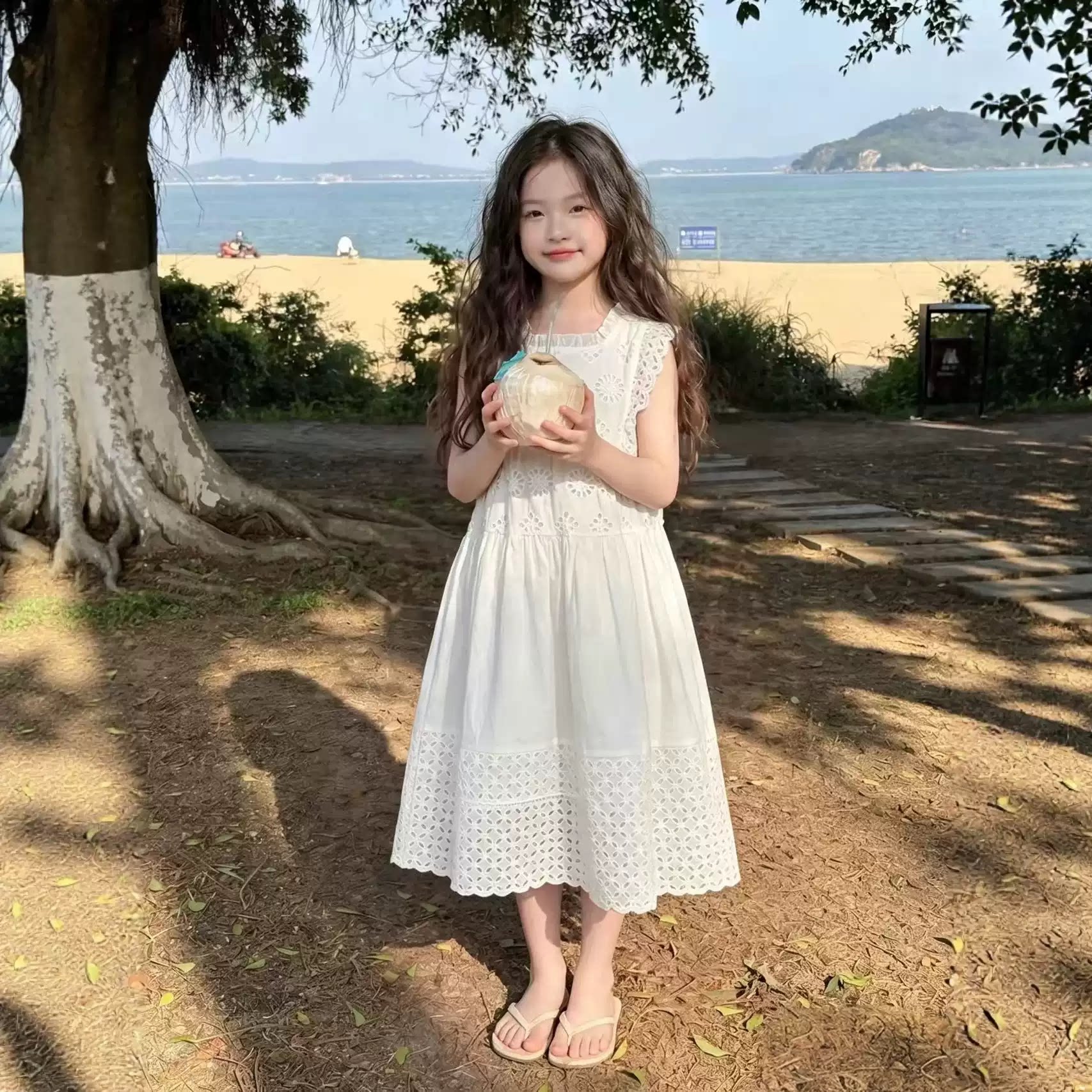 女童2026新款白色飞袖镂空连衣裙夏季新款度假风公主裙显瘦中长裙