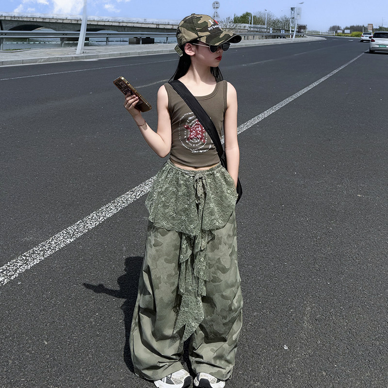 又酷又飒女童装炸街夏季2026新款背心蕾丝腰带迷彩工装休闲裤套装
