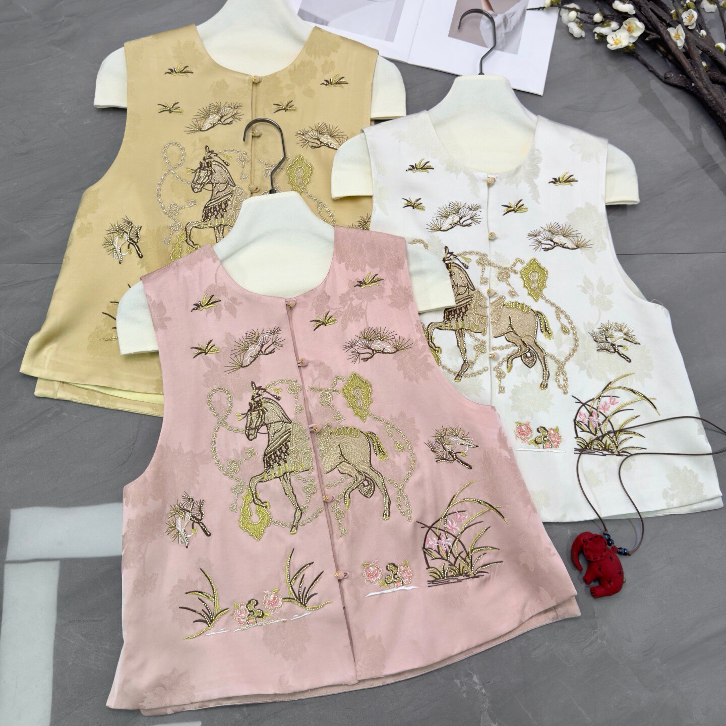 福马贺岁2026春季新款新中式国风复古高级感定位刺绣轻奢温柔马甲