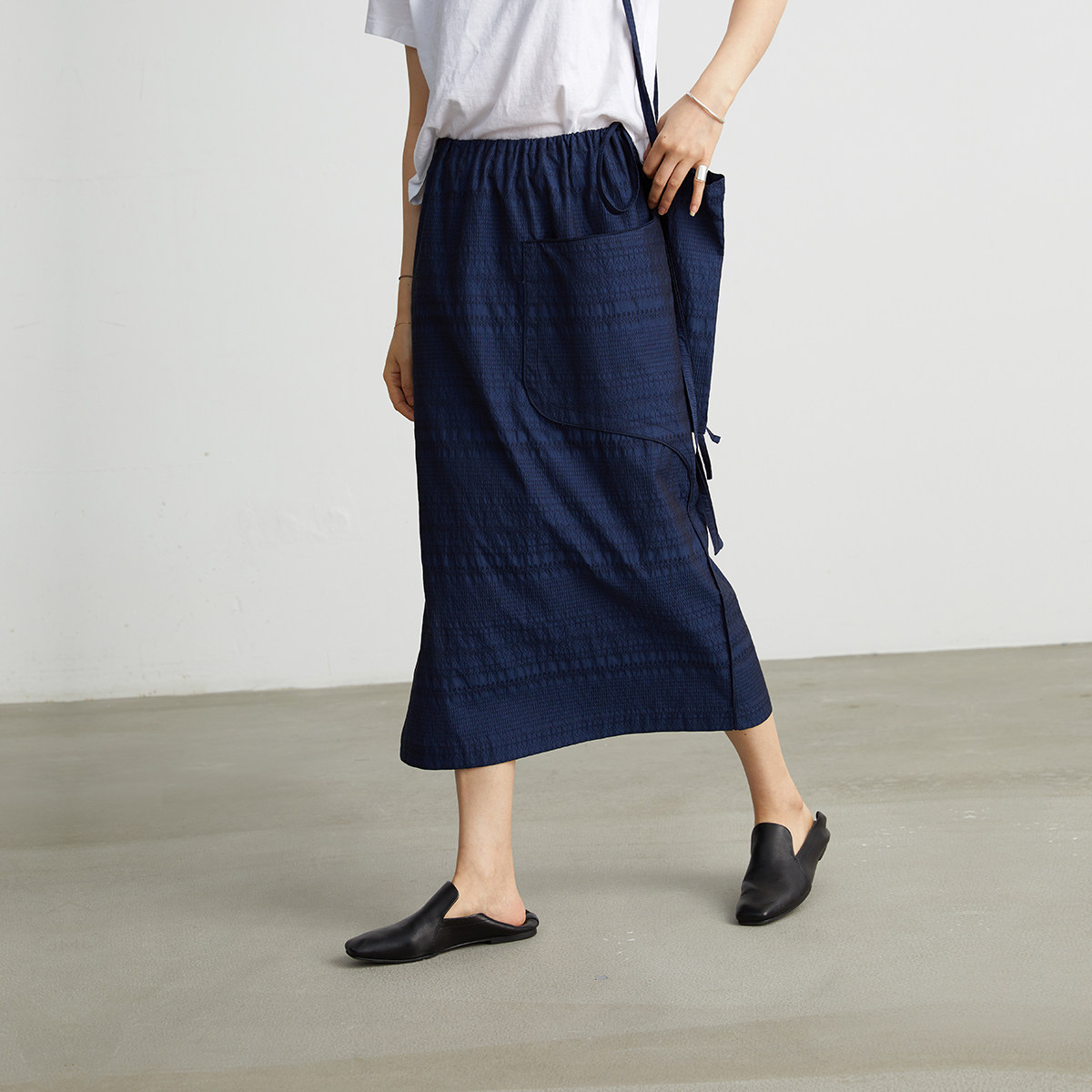 杲果GAOGUO原创设计 钴蓝机绣装饰线纹理口袋系绳中长开衩半身裙