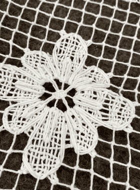 B113 纯棉白色网扣长方盖巾58*38cm（一对）