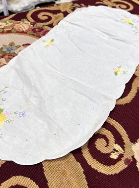 F215 刺绣贴布椭圆桌旗白底黄花棉质80x34cm有氧化