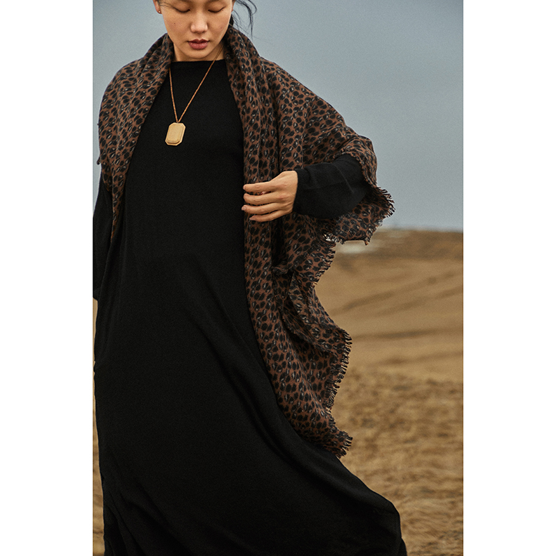 栗棕黑花手工流苏羊绒围巾