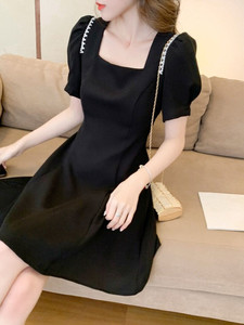 法式小个子连衣裙女夏季2023新款高贵气质收腰显瘦方领短袖小黑裙