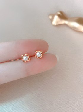 迷你小巧珍珠耳钉新款女气质小四瓣花珍珠银针耳饰耳钉