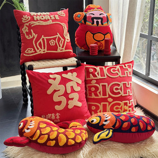 新年小马抱枕大红喜庆节日团购礼品发财RICH沙发抱枕靠垫抱枕套枕