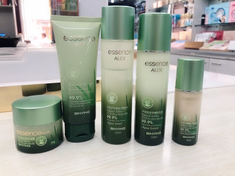 芦荟胶洁面乳粉底液