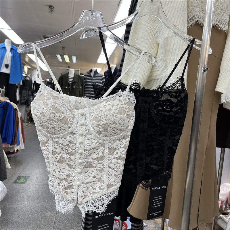 纯欲风纽扣装饰蕾丝吊带25秋季新款修身显瘦个性带胸垫背心上衣女