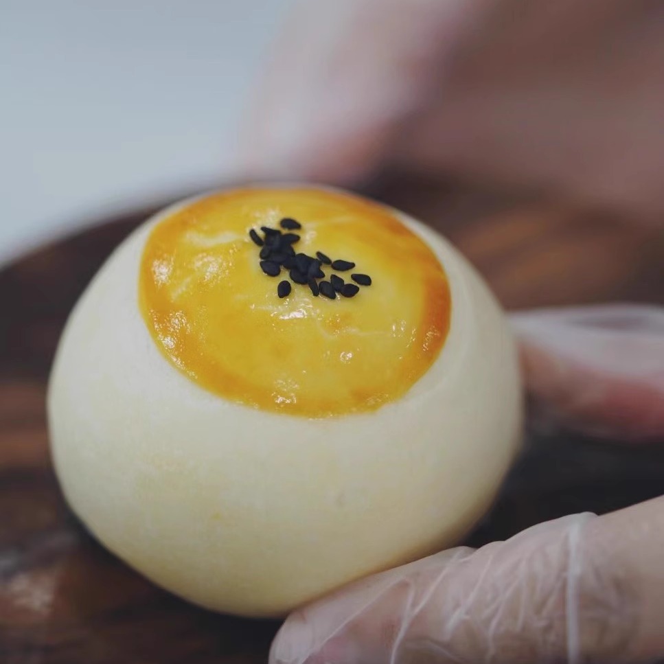 酥到掉渣!!新鲜现做低甜蛋黄酥