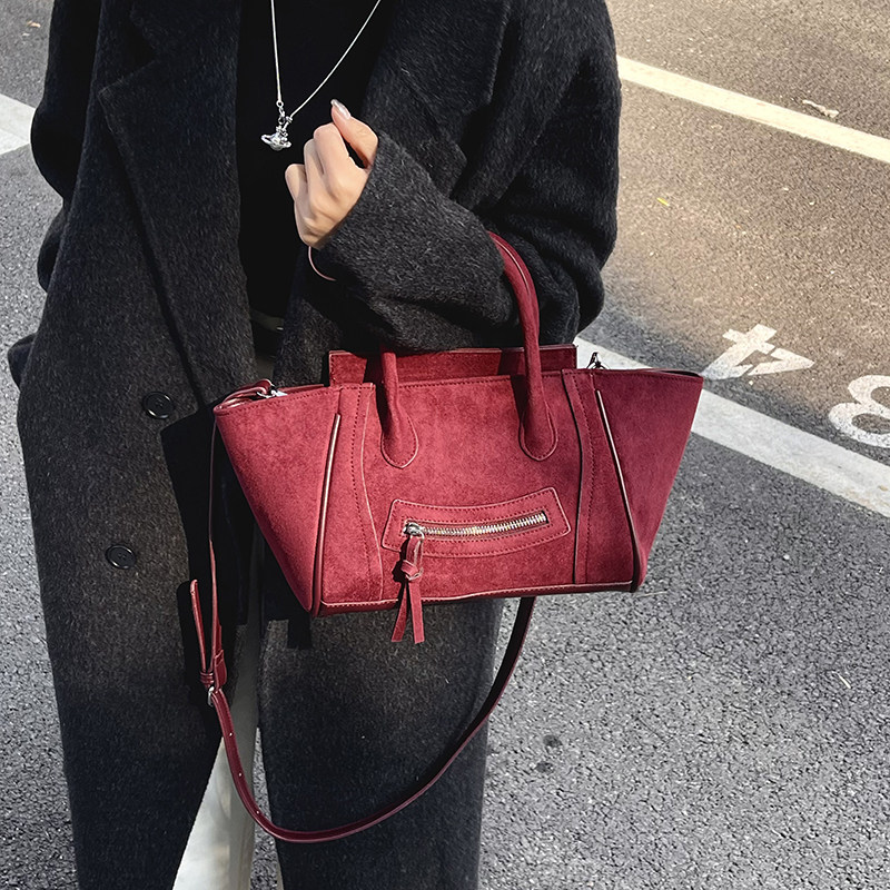高级感复古麂皮绒包包女2025新款大容量斜挎包时尚通勤手提翅膀包