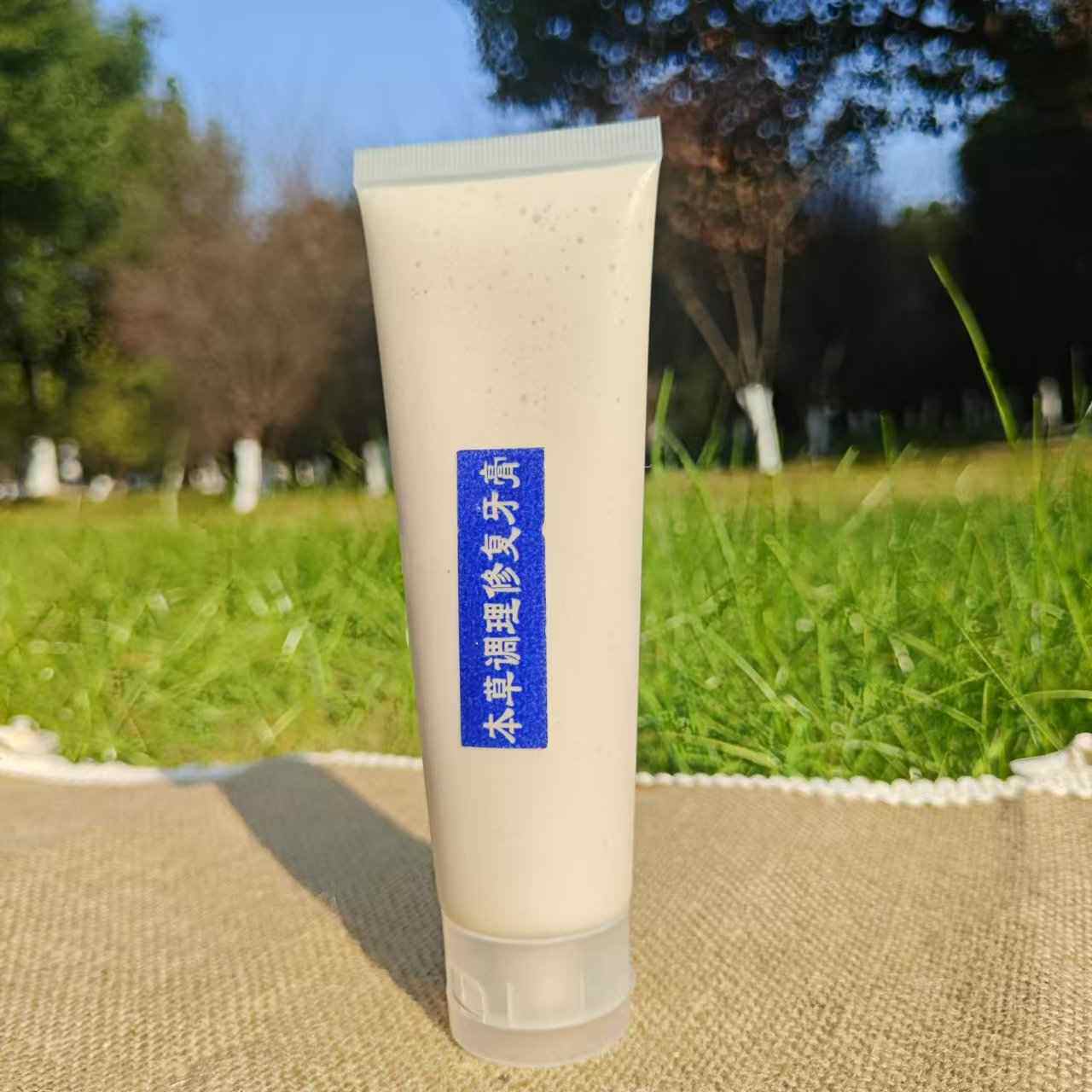 草本植物牙膏以旱墨莲,五味子,白芷十几味中药浸液熬制而成