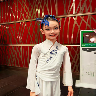 少儿古典舞独舞《白瓷旋香》盖碗茶儿童古典舞演出服青花瓷秧服