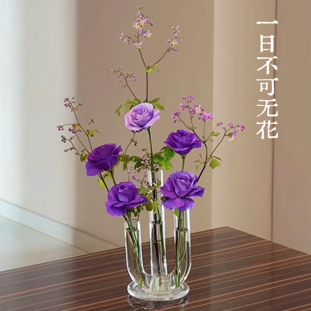 简约现代玻璃花瓶桌面插花图片
