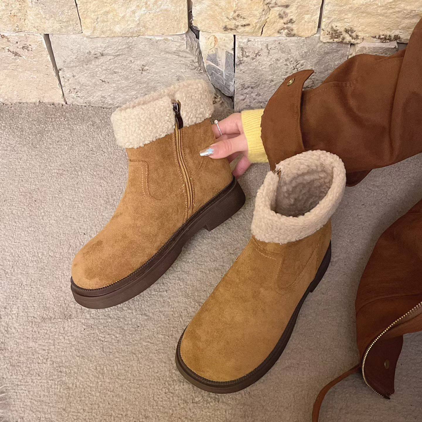 马丁靴女款2025新款今年流行爆款翻边雪地靴女加绒保暖短靴毛绒靴