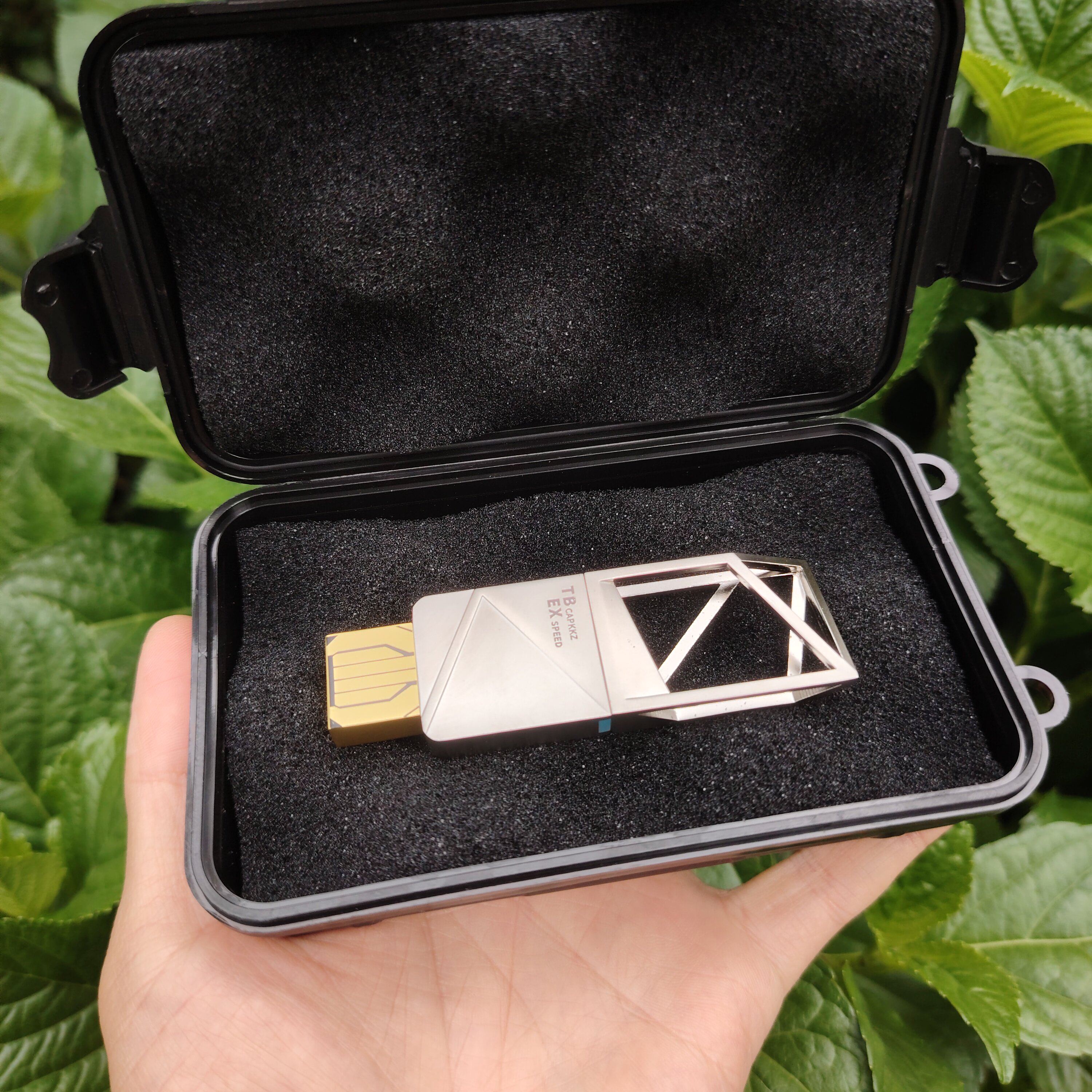 【包邮】三角洲量子储存器(真实U盘)2.0+塑料战术迷你手提箱