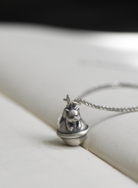 妖家  s925纯银趴在铃铛上的小猫咪吊坠 项链配饰 AZ08