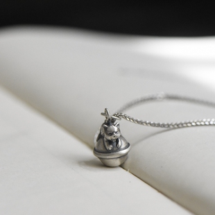 妖家  s925纯银趴在铃铛上的小猫咪吊坠 项链配饰 AZ08