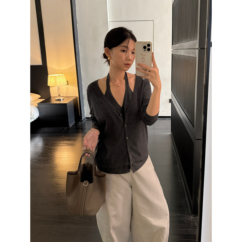 元派bluepops2025秋季新款气质挂脖单排扣假两件V领针织衫女上衣