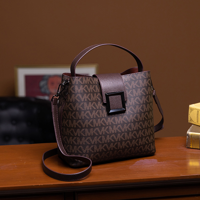 香港正品真皮包包女包2025新款复古洋气手提水桶包大气单肩斜挎包