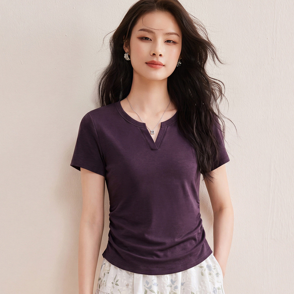 2026夏季新款莫代尔棉V领百搭收腰显瘦T恤女舒适亲肤高级纯色短袖