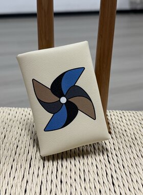 马家Calvi Duo镀钯按扣图案印花 Swift小牛皮卡包女款
