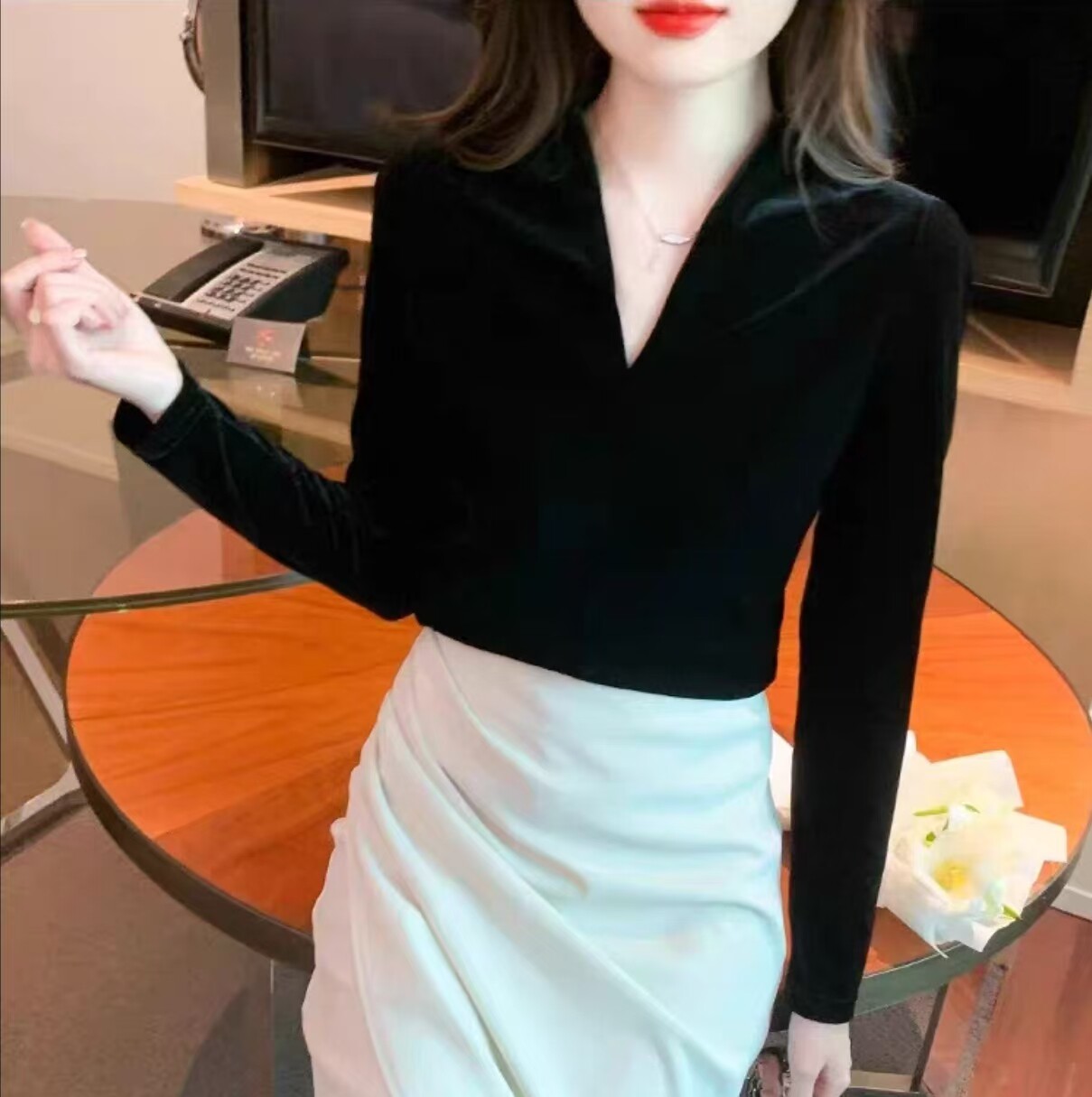 黑色金丝绒长袖女春秋欧货漂亮小衫深V领露锁骨t恤修身打底上衣