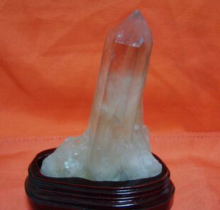 优美白水晶簇摆件:一柱擎天 小巧精致 造型独特 实物拍摄