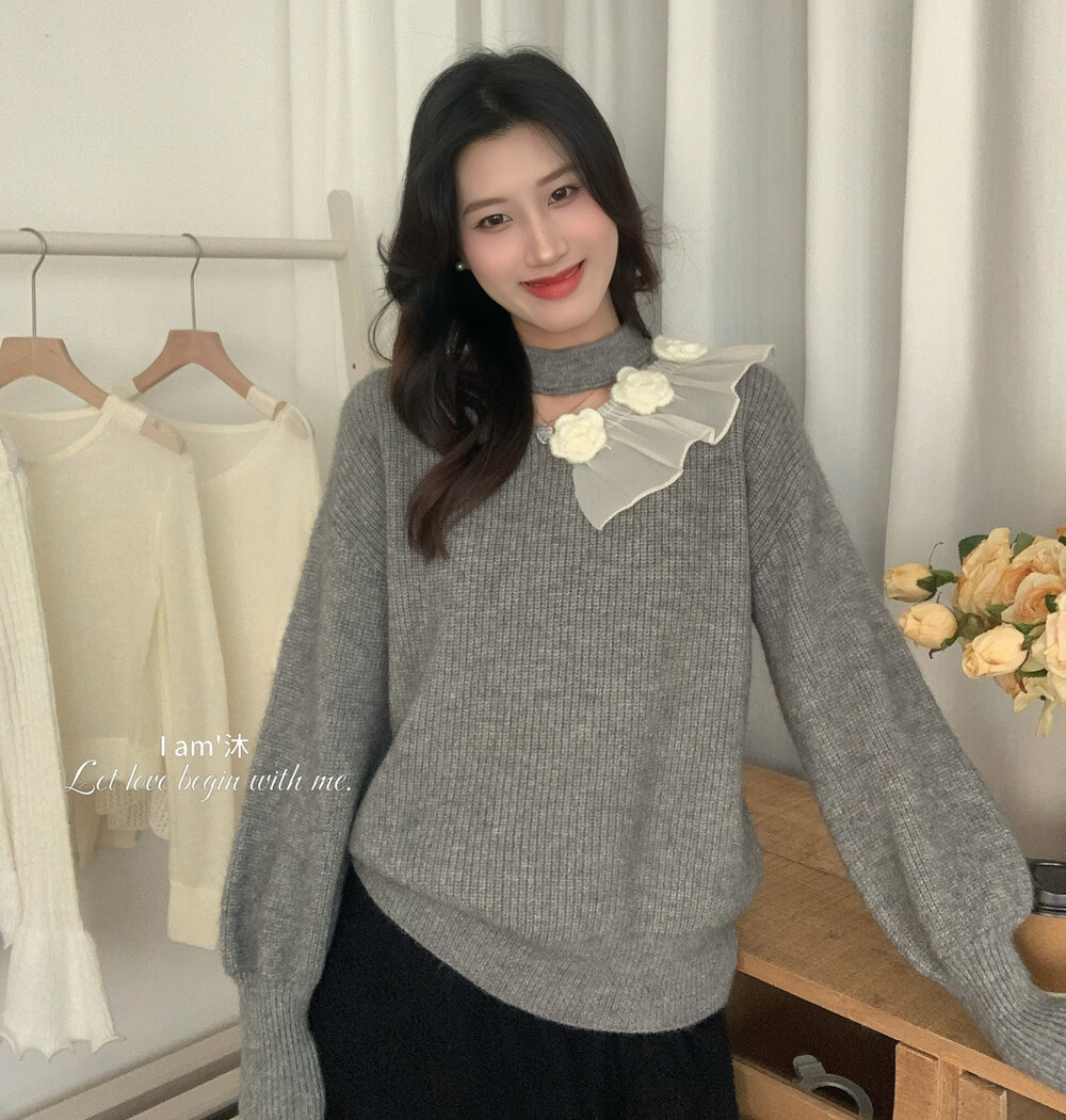 冬款上新法式温柔感挂脖V领立体针织花朵网纱拼接针织保暖毛衣