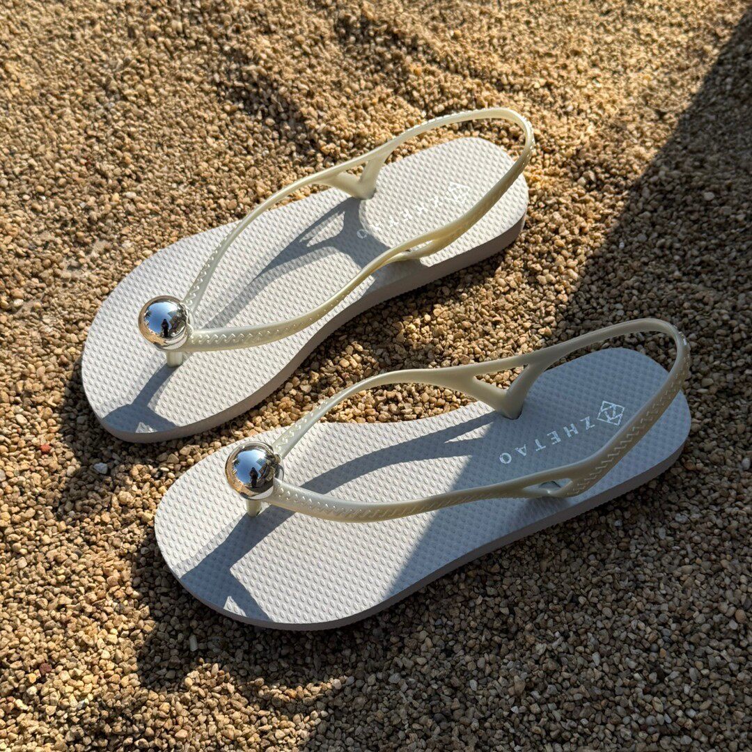 2026夏季新款夹脚凉鞋女平底外穿纯色百搭金属球球防滑沙滩凉拖鞋