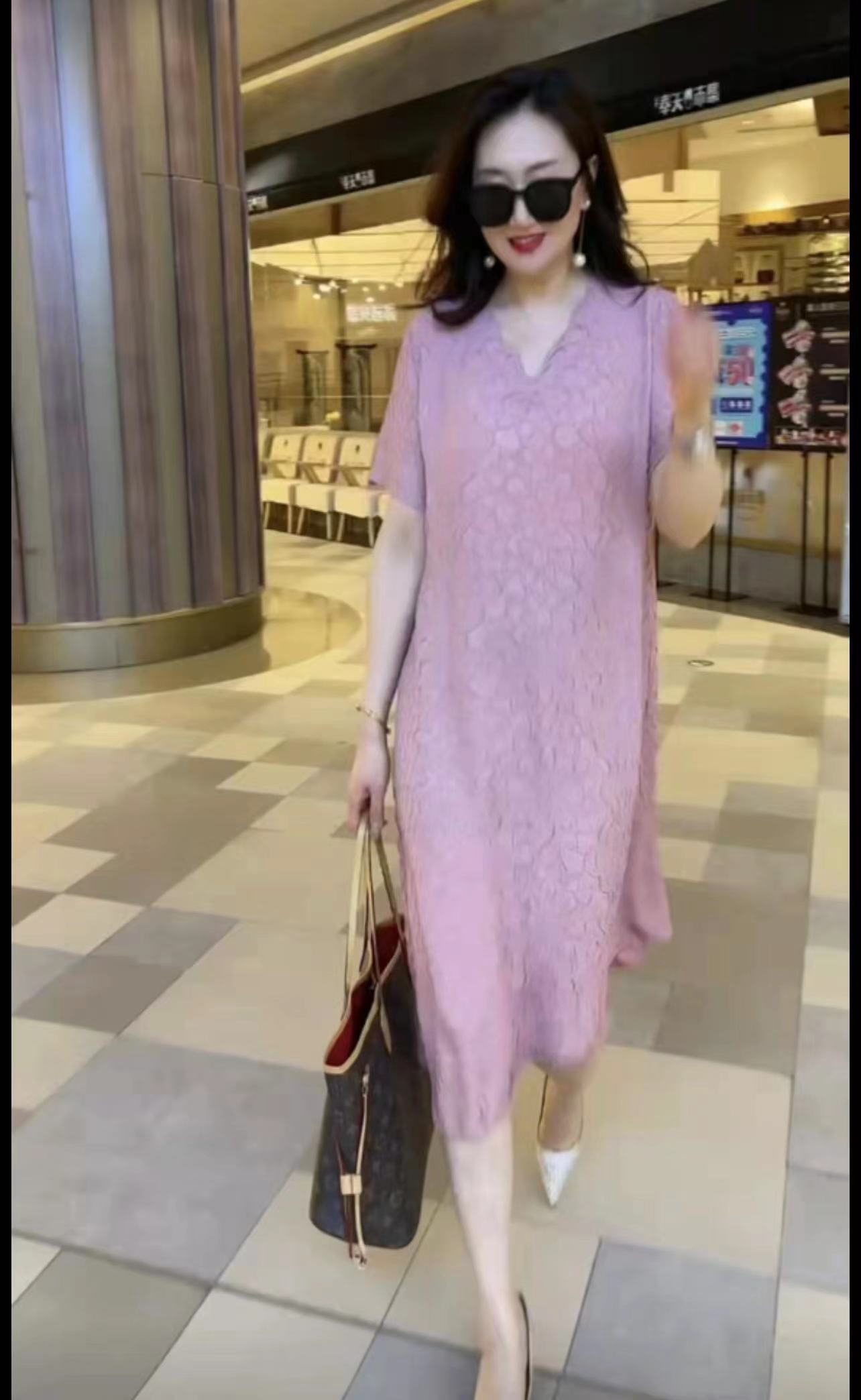 夏季新时尚重工花纹褶皱连衣裙气质V领短袖通勤宽松显瘦长款A字裙