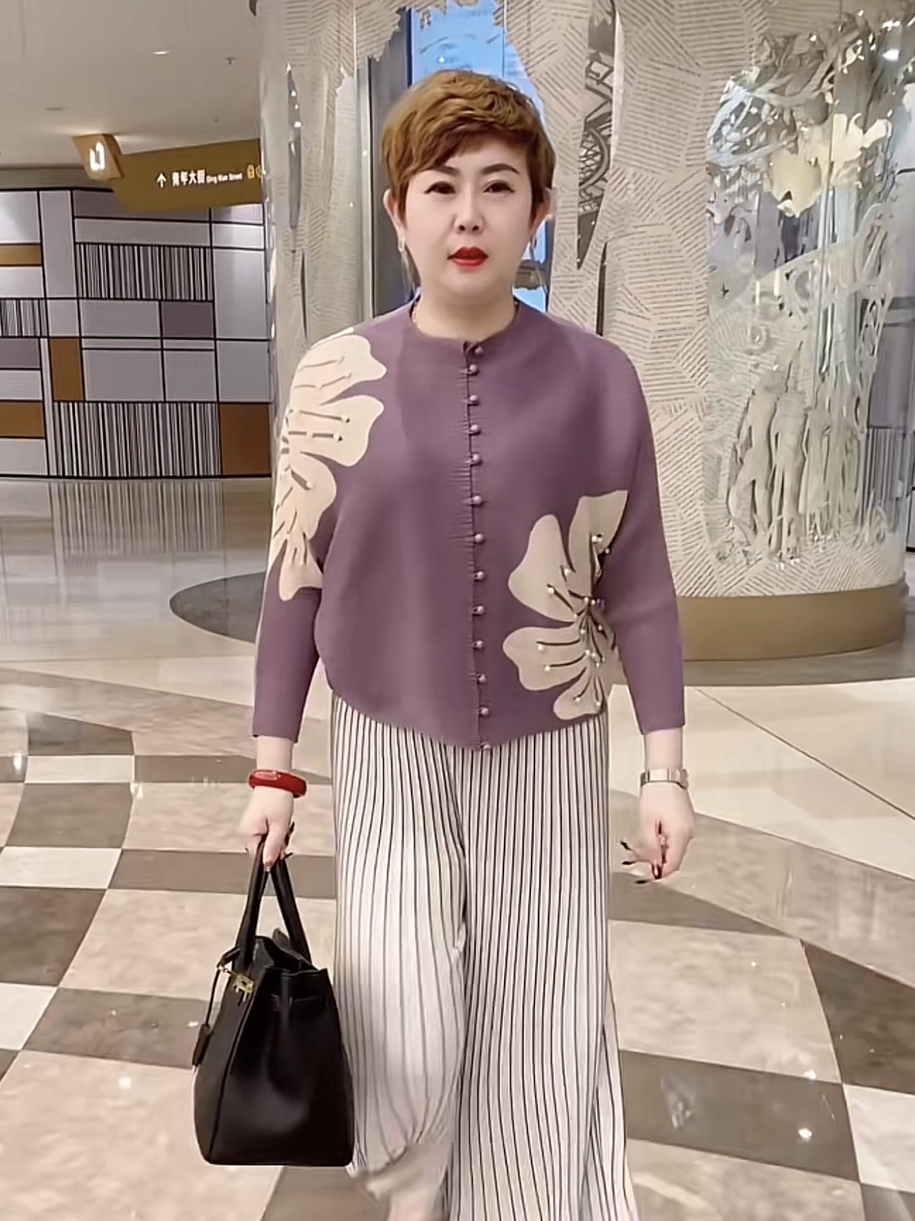 弹力褶皱2025春款开衫外套圆领印花妈妈套装时尚单排短款上衣套装